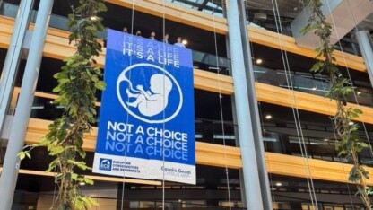 "It's a life, not a choice" - banner skaber debat
